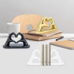 accessoire déco mains coeur pour livres