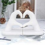 déco livre mains en forme de coeur
