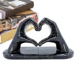 livres maintenus par mains en forme de coeur