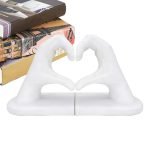 serre livres artistique mains forme coeur
