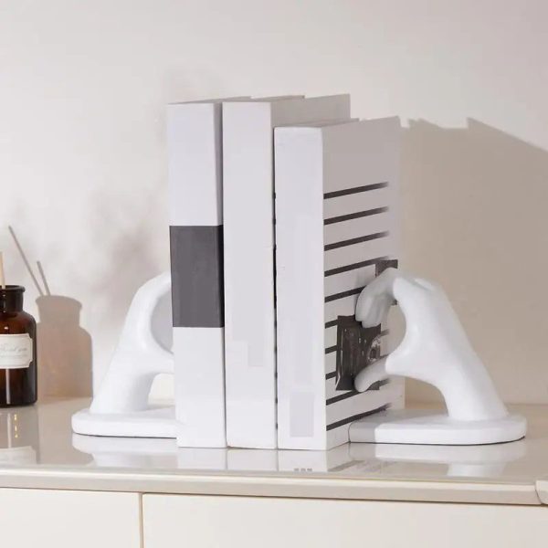 serre livres mains en forme de coeur