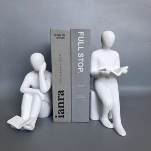 serre livres statuettes lecteur assis