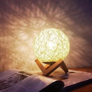 Lampe lune décorative LED sur socle en bois – veilleuse design pour chambre ou salon cosy